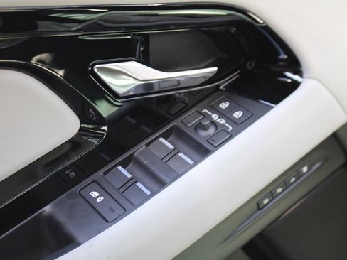 Used 2024 Land Rover Range Rover Evoque Dynamic SE image 11