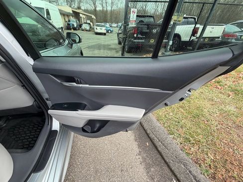 Used 2018 Toyota Camry SE w/ Moonroof Package image 17