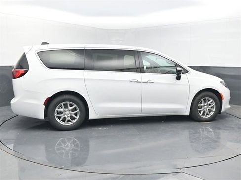 New 2026 Chrysler Voyager LX image 6