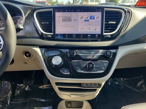 Used 2023 Chrysler Pacifica Touring-L image 14