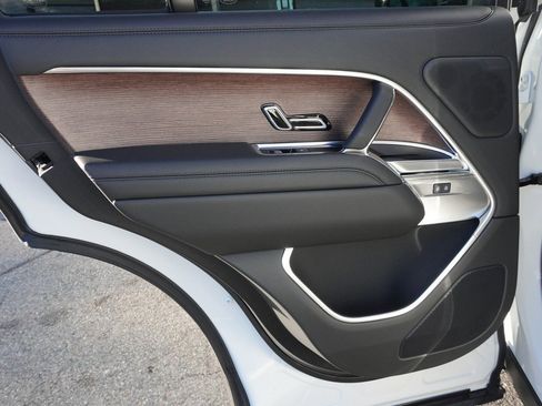 Used 2025 Land Rover Range Rover SE image 25