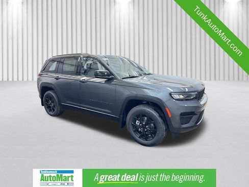 New 2025 Jeep Grand Cherokee Laredo image 1