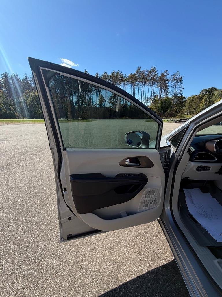 Used 2019 Chrysler Pacifica Touring-L FWD image 13