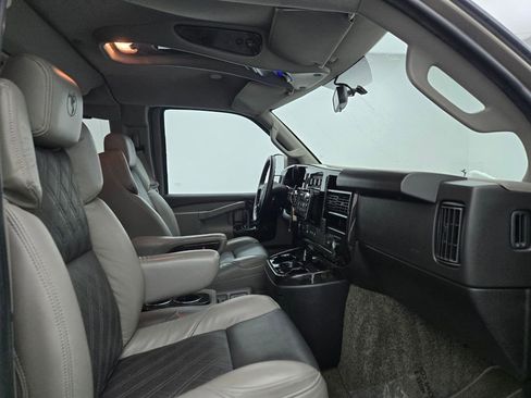 Used 2023 GMC Savana 2500 image 31