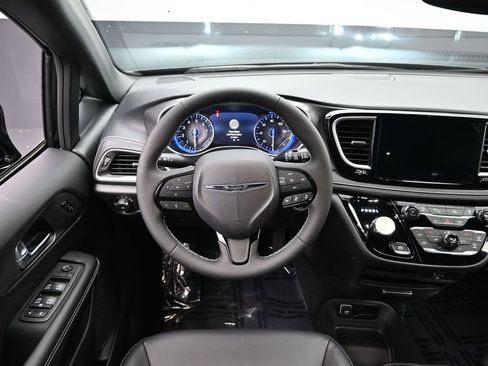 New 2026 Chrysler Pacifica Select image 18
