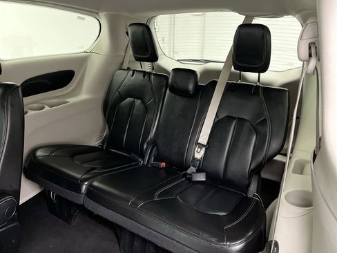 Used 2023 Chrysler Pacifica Touring-L image 12
