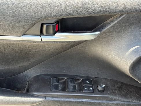 Used 2023 Toyota Camry SE FWD image 5