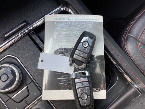 Used 2022 Ford Expedition Limited image 24