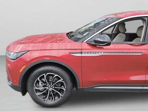 Used 2024 Lincoln Nautilus Premier image 30