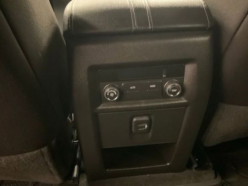 Used 2023 Chevrolet Traverse LT w/ Rear Camera Mirror Package image 34