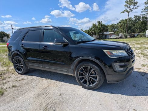 Used 2017 Ford Explorer XLT w/ Equipment Group 202A FWD image 2