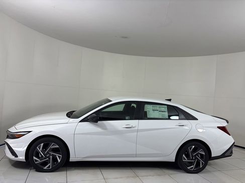Used 2025 Hyundai Elantra SEL FWD image 2