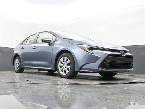 Used 2025 Toyota Corolla LE image 9