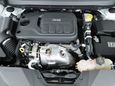 Used 2023 Jeep Cherokee Trailhawk w/ Sun & Sound Group AWD/4WD image 18