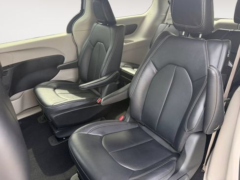 Used 2024 Chrysler Pacifica Limited FWD image 13