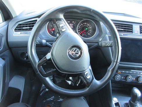 Used 2018 Volkswagen Tiguan SE w/ Panoramic Sunroof Package image 36