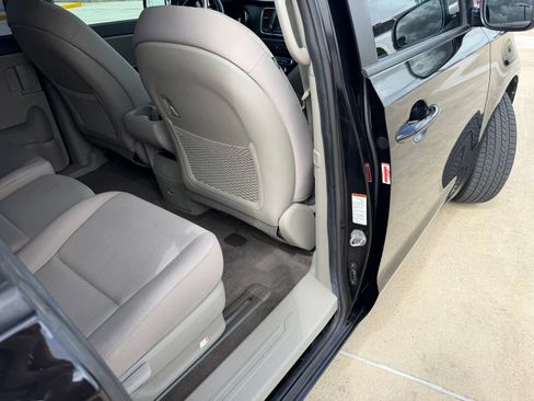 Used 2021 Kia Sedona LX FWD image 11