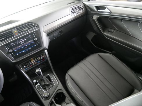 Used 2024 Volkswagen Tiguan SE w/ Panoramic Sunroof Package image 11