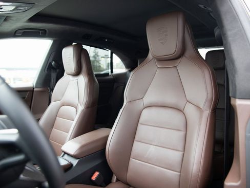 Certified 2025 Porsche Macan Turbo Electric image 5