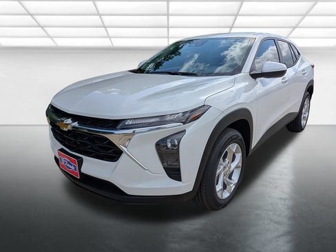 New 2026 Chevrolet Trax LS w/ LS Convenience Package FWD image 25