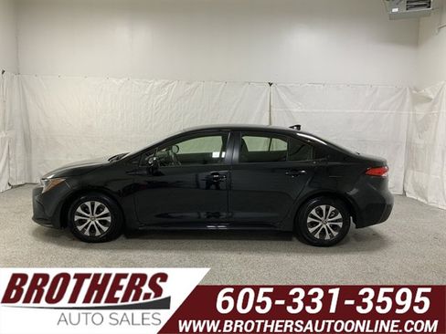 Used 2022 Toyota Corolla LE image 1