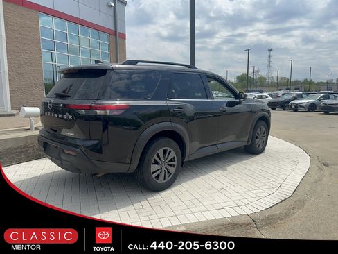 Used 2024 Nissan Pathfinder SV AWD/4WD image 2