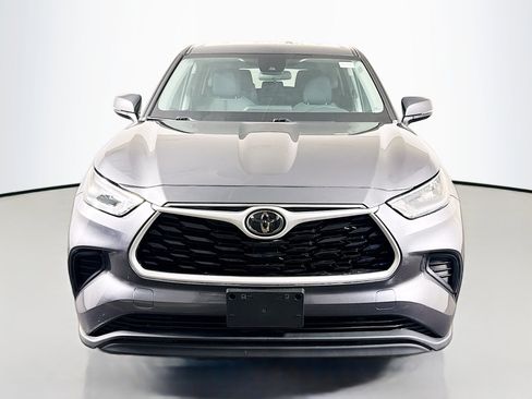 Used 2020 Toyota Highlander LE image 2