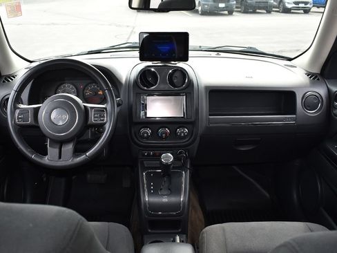 Used 2017 Jeep Patriot Latitude AWD/4WD image 4