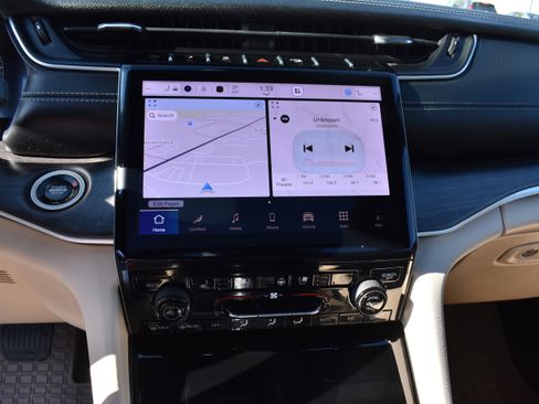 Used 2025 Jeep Grand Cherokee Limited w/ Luxury Tech Group II image 20