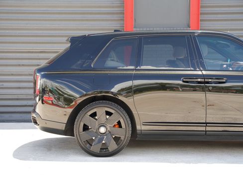 Used 2022 Rolls-Royce Cullinan Black Badge AWD/4WD image 9