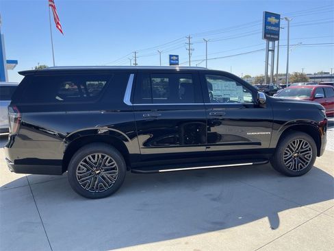 New 2025 Chevrolet Suburban Premier image 7