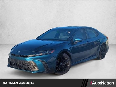 Used 2025 Toyota Camry SE FWD image 1