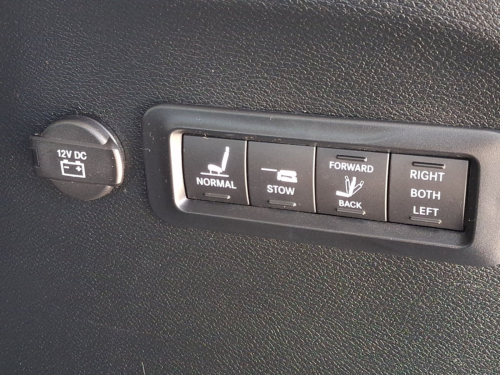 Used 2018 Chrysler Pacifica Limited FWD image 32