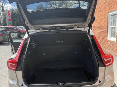 Used 2024 Volvo XC40 B5 Plus AWD/4WD image 17