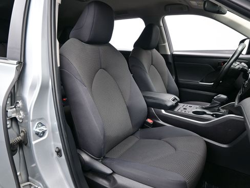 Used 2024 Toyota Highlander LE AWD/4WD image 14