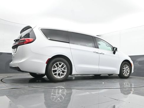 Used 2025 Chrysler Pacifica Select FWD image 41