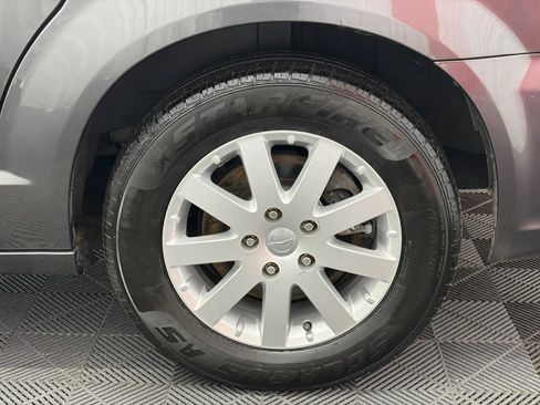 Used 2016 Chrysler Town & Country Touring FWD image 35