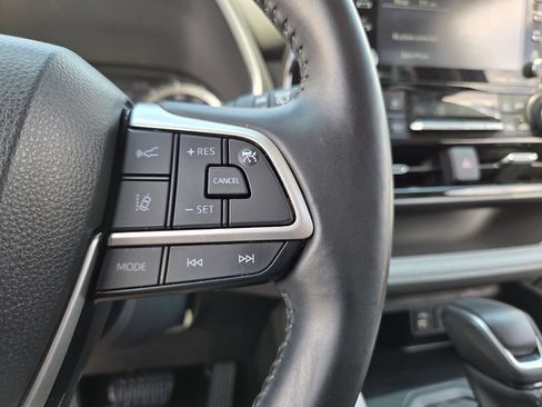 Used 2022 Toyota Highlander XLE FWD image 26