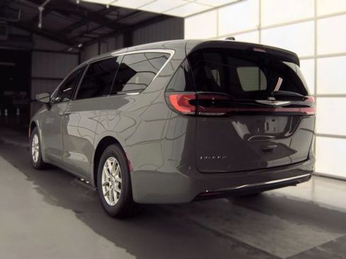 Used 2025 Chrysler Pacifica Select FWD image 4