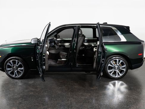 Used 2023 Rolls-Royce Cullinan w/ Cullinan Package AWD/4WD image 3