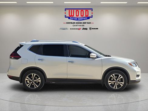 Used 2020 Nissan Rogue SV w/ Premium Package FWD image 2