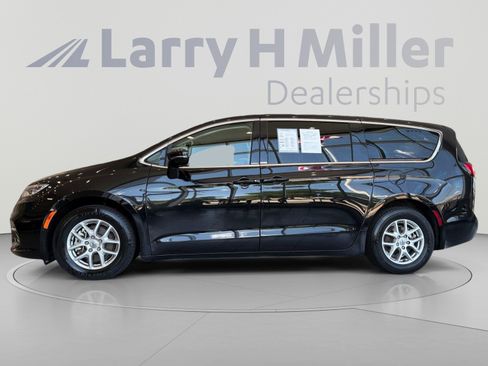 Used 2024 Chrysler Pacifica Touring-L FWD image 2
