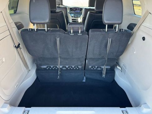 Used 2022 Chrysler Pacifica Touring-L image 37