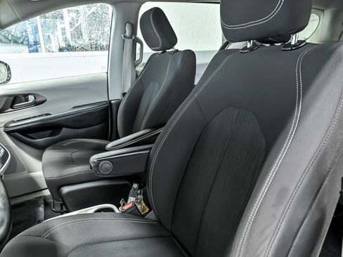 Used 2021 Chrysler Voyager LX FWD image 15