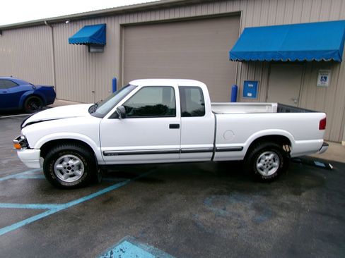 Used 2001 Chevrolet S10 Pickup LS w/ Preferred Equipment Group image 5