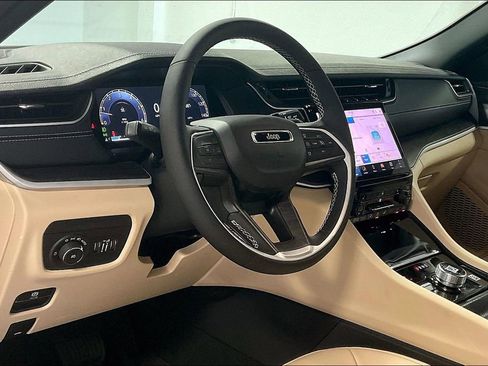 New 2025 Jeep Grand Cherokee Limited w/ Black Appearance Package image 17