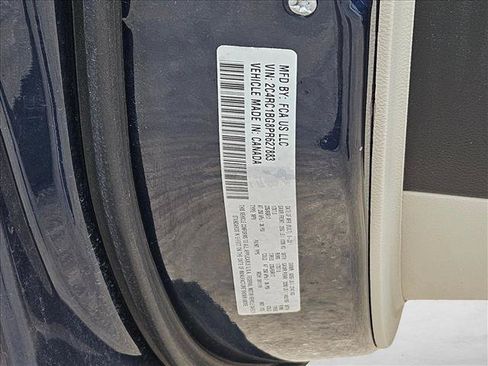 Used 2023 Chrysler Pacifica Touring-L FWD image 15