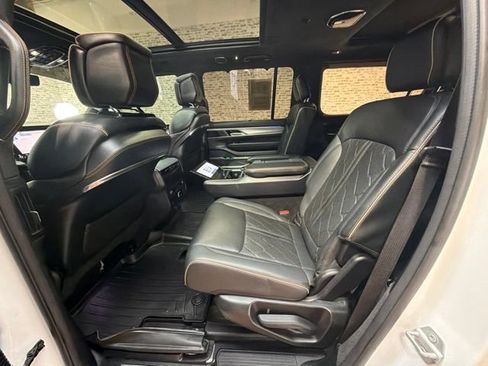 Used 2022 Jeep Grand Wagoneer Series III AWD/4WD image 16