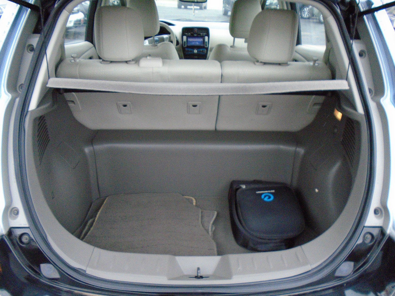 Used 2011 Nissan Leaf w/ Eco Design Pkg FWD image 9