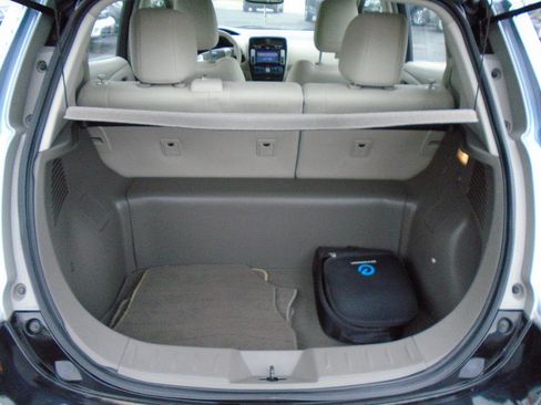 Used 2011 Nissan Leaf w/ Eco Design Pkg FWD image 9